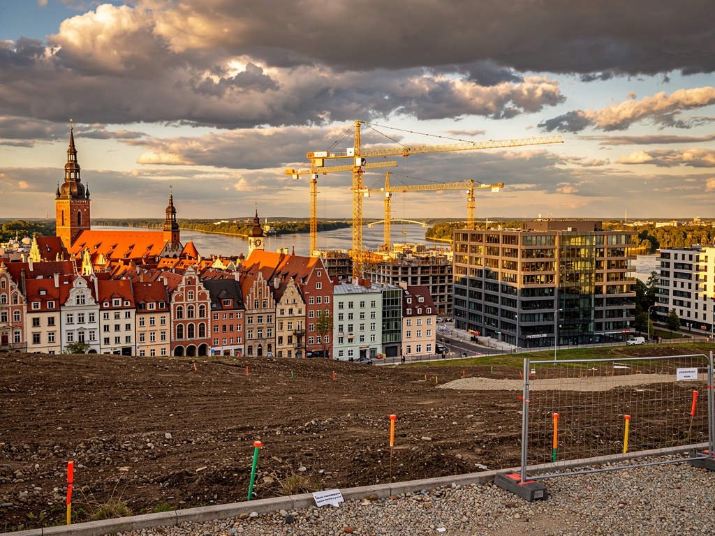 Panorama Wrocławia z terenami inwestycyjnymi i nową zabudową